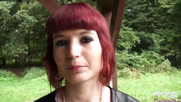 Spragniona kutasa ruda dziewczyna wzięła oba kutasy i połknęła je w odbycie Thumb