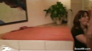 Dwie seksowne żony MILF wymieniają się partnerami na prywatnej imprezie swingerskiej Thumb