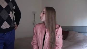 Szczęściarz mógł wsadzić swojego małego kutasa w chudą 18-letnią cipkę Thumb