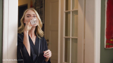 Seksowna blond MILF instruuje nastolatki - trójkąt z 3 bombami Thumb