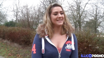 Duża cycata blondynka brunetka MILF pierdnęła Thumb