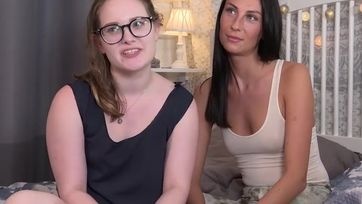 Niegrzeczne lesbijki i dildo z podwójnym zakończeniem Thumb