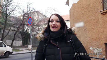 Za pieniądze z radością połknęła włócznię agenta w swojej pięknej cipce Thumb