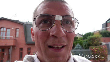 Seksowna mama lizała facetowi odbyt z przyjemnością przed pieprzeniem Thumb