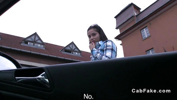 Dziewczyna z Budapesztu wskoczyła do fałszywej taksówki i szarpnęła faceta za fiuta Thumb