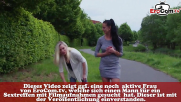 Gospodyni domowa Fritz masturbuje się z rozłożonymi nogami, podczas gdy jej chłopak rucha jej dziewczynę Thumb