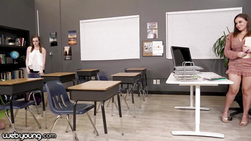 Lesbijska studentka tryska w cipkę swojej biuściastej najlepszej pani Thumb