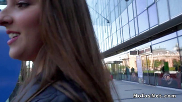 Ta brunetka seksbomba z Budapesztu poszła do swojego pokoju z twardzielem Thumb
