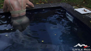 Najpierw w jacuzzi, a potem w moim pokoju. Zakładam bikini sunci na mojego kutasa Thumb