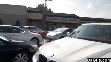 On ssał i pieprzył fenomenalną blondynkę w BMW Thumb
