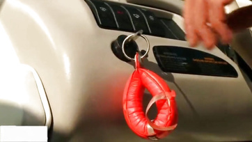 Węgierska seksbomba z silikonowymi cyckami ssie spuchniętego kutasa na łodzi Thumb