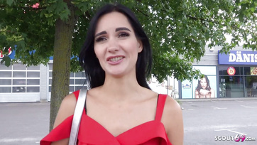 Rosyjska turystka-ladacznica została poderwana przez fałszywego agenta w Berlinie Thumb