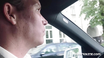 Biuściasta recepcjonistka szmata w pończochach cipka skuta Thumb