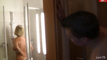 Biuściasta blond mama poprosiła o kiełbasa jej pasierba w jej tyłku Thumb