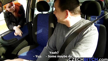 Ruchała się w tyłek z nieznanym kierowcą rudowłosą cipką kobieta Thumb