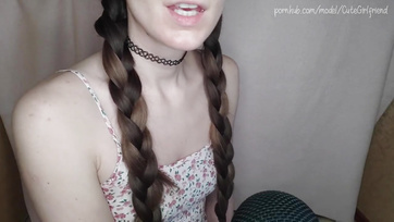 Słodka mała dziewczynka z długim językiem ssie swojego ukochanego dildo ASMR Thumb