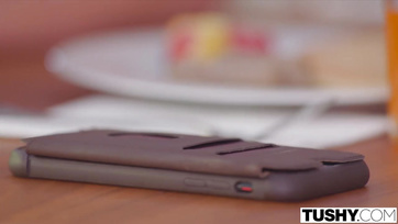 Miała analny trójkąt ze swoją najlepszą kochanką i jej chłopakiem z wielkim penisem Thumb