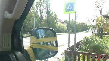 Blondynka jechała niechlujem w jadącym pojeździe Thumb