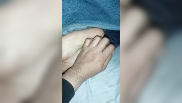 Przed pójściem spać pieprzyłem i spuściłem się na cipkę słodkiej dziewczynki Thumb