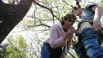 Młoda rosyjska para ma ochotę na seks w parku publicznym Thumb