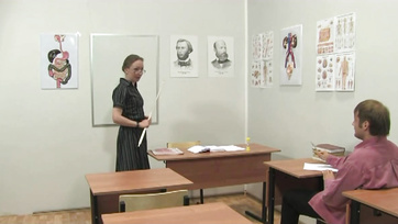 Wsadził swojego kutasa w gorącą cipkę seksownej nauczycielki w wysokich pończochach Thumb