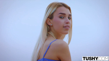 Blondynka zakochała się w swoim szefie i namówiła go na seks analny Thumb