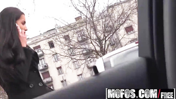 W zamian za przejażdżkę, mógłby ruchać cipkę seksownej węgierskiej dziewczyny Thumb