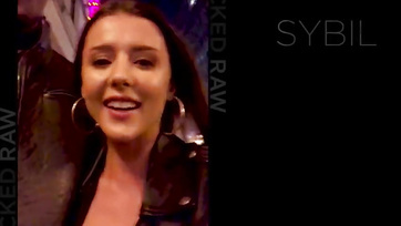 Niegrzeczna Ukrainka ssie wielkiego czekoladowego kutasa publicznie w Budapeszcie dziewczyna Thumb
