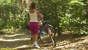 Młody chłopak ruchał rosyjską 71-letnią kobietę w cycki i cipkę Thumb