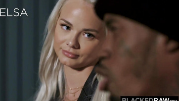 Podniesiona blond cipka została zabrana na imprezę przez twardych czarnych facetów Thumb