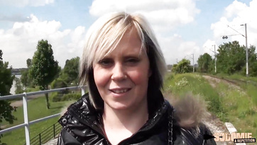 Blondynka ssie kiełbasę publicznie i prosi o to w swój mały tyłek Thumb