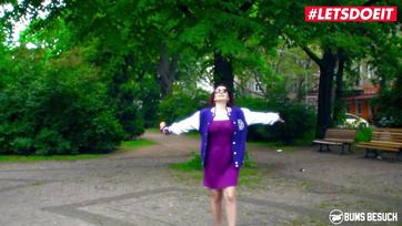 Duże cycki niemieckiej dziwki uwielbiają ruchać się z facetami, których znalazła na ulicy Thumb