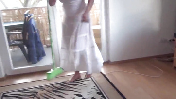 Stara pokojówka rozkłada nogi dla właściciela z wielkim penisem Thumb