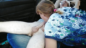 Odchylił się na siedzeniu matki i czekał, aż kobieta milf wejdzie mu do cipki Thumb