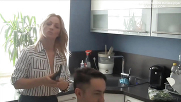Głodna milf mama siedziała na kratce w szpilkach Thumb
