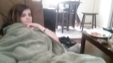 Mój przyrodni brat i ja masturbowaliśmy ogromnego niedaleko mojego ojczyma Thumb