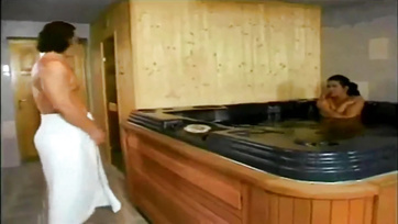 Węgierska gwiazda porno została wydymana w dupę w jacuzzi w tym retro filmie porno Thumb
