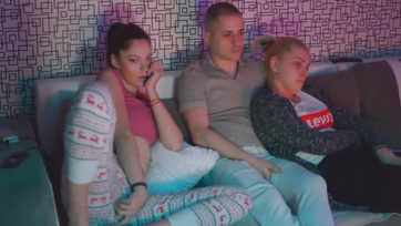 Trójkąt z dwiema nastoletnimi laskami o pełnych kształtach i jedną z nich ze swoim chłopakiem Thumb
