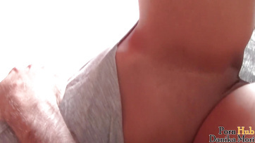 Seksowna szmata umiejętnie ssie, a następnie zostaje dobrze wydymana i dochodzi Thumb