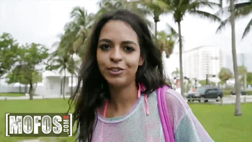 Brunetka seksbomba poderwana na ulicy usiadła na jego kutasie na chwilę Thumb
