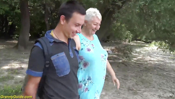 69-letnia węgierska babcia ssie kutasa na plaży po krótkiej kąpieli Thumb