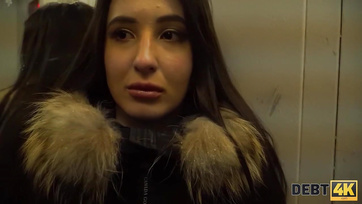 Młoda, krągła striptizerka zapłaciła facetowi cipką Thumb