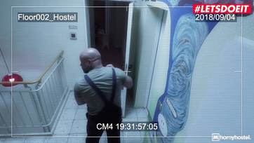 Biuściasta węgierska laska otwiera się przed dozorcą podczas masturbacji Thumb