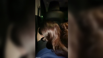 Ssała wyprostowanego penisa swojego chłopaka na tylnym siedzeniu samochodu Thumb