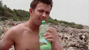 Piękna dziewczyna ma przyciętą cipkę, pieprzona na plaży Thumb