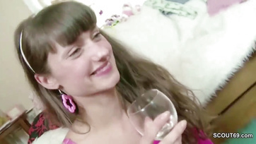 18-letnie berlińskie nastolatki uprawiały seks z dziewczyną po raz pierwszy w życiu Thumb