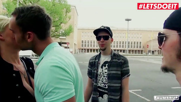 Blondynka z radością wskoczyła do penisa młodego chłopaka za mały żeton Thumb
