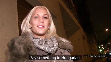 Za małe pieniądze, ta blondynka z Węgier zgodziła się ruchać nachalnego fałszywego agenta Thumb