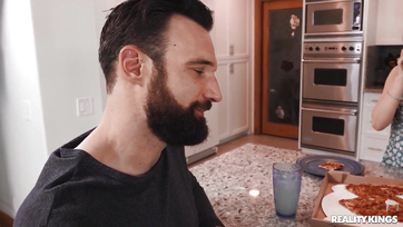 Odważna latynoska dziewczyna wyruchała się w cipkę za plecami dziewczyn Thumb