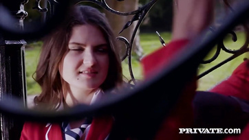 Gorąca studentka uniwersytetu w Budapeszcie Sunci rozkłada nogi przed nauczycielem z wielkim penisem Thumb